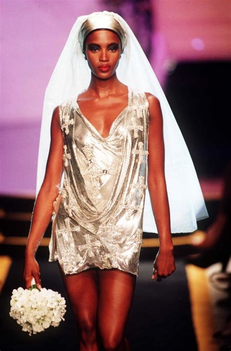 naomi campell versace hochzeitskleid|atelier Versace fashion show.